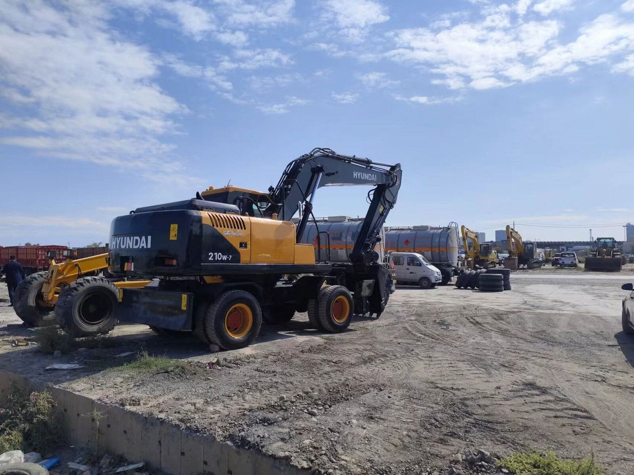 Hyundai R210-7 / Cummins / 1800MTH / Like NEW/20,5Tons/Sp R210-7 / Cummins / 1800MTH / Like NEW/20,5Tons/Special Ofert - Wheel excavator: picture 4 Hyundai R210-7 / Cummins / 1800MTH / Like NEW/20,5Tons/Sp R210-7 / Cummins / 1800MTH / Like NEW/20,5Tons/Special Ofert - Wheel excavator: picture 4