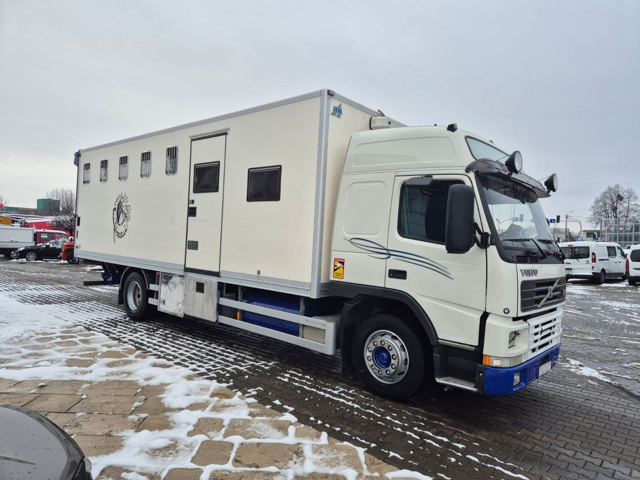 VOLVO FM 7 5 Horses / 3 People Live Cabin / 1 Owner / Serviced - Horse truck: picture 5 VOLVO FM 7 5 Horses / 3 People Live Cabin / 1 Owner / Serviced - Horse truck: picture 5