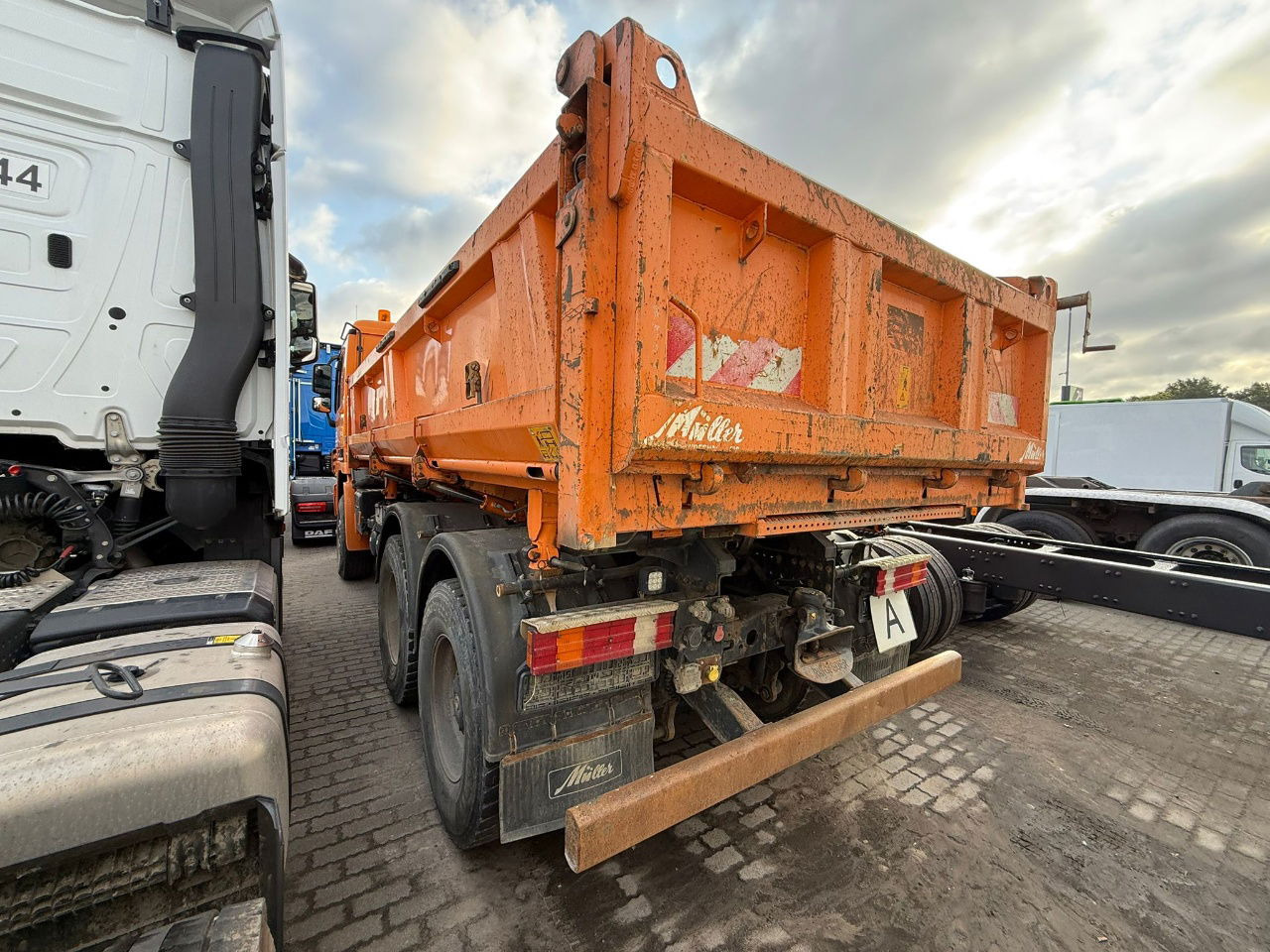 Mercedes-Benz Actros 3346 K 6x4 bordmatic - 3 pedals - Tipper: picture 3 Mercedes-Benz Actros 3346 K 6x4 bordmatic - 3 pedals - Tipper: picture 3