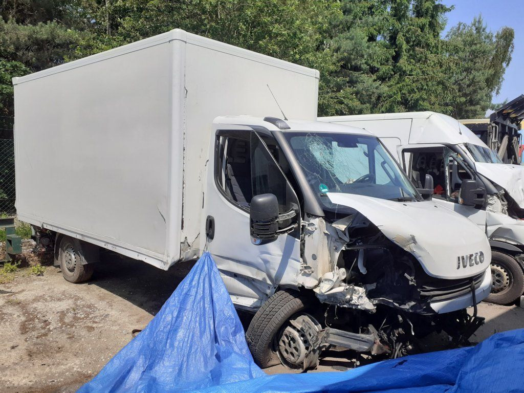 Iveco Daily 35S16 mit LBW DAMAGED - Box van: picture 1 Iveco Daily 35S16 mit LBW DAMAGED - Box van: picture 1