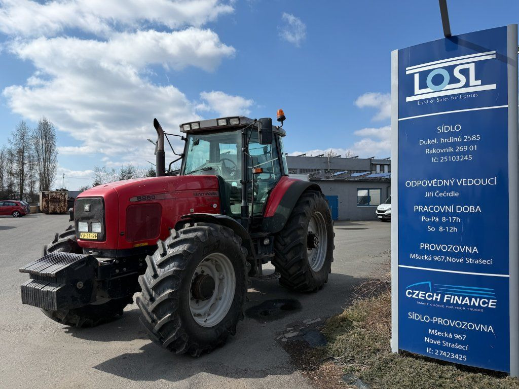 Massey Ferguson MF8260 - Farm tractor: picture 1 Massey Ferguson MF8260 - Farm tractor: picture 1