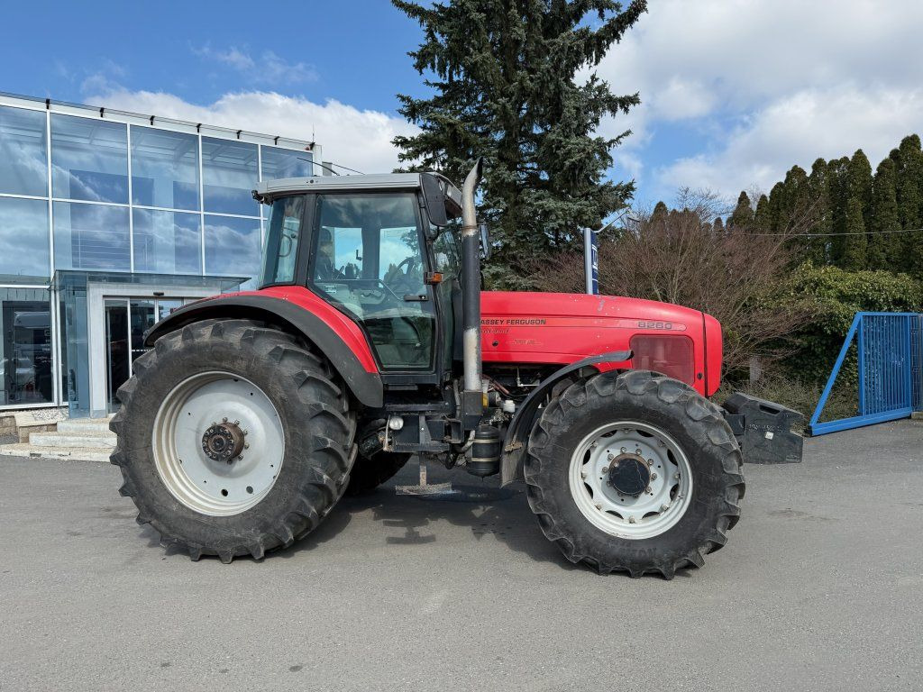 Massey Ferguson MF8260 - Farm tractor: picture 3 Massey Ferguson MF8260 - Farm tractor: picture 3