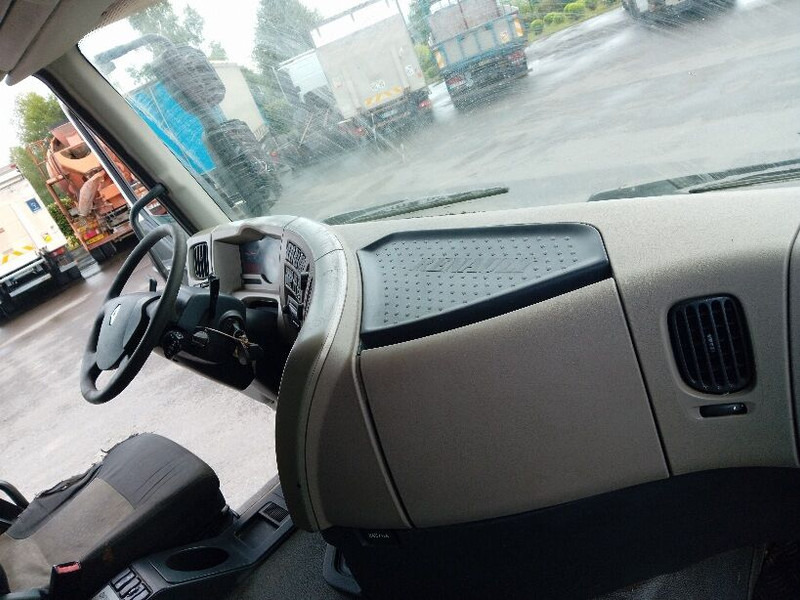 Cab chassis truck Renault Premium Lander: picture 11