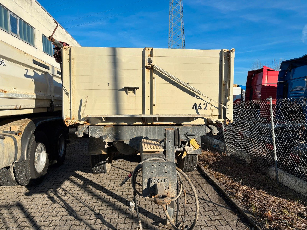 Carnehl Tandem /BPW/ Luftfederung/ Rollplane Carnehl Tandem /BPW/ Luftfederung/ Rollplane - Tipper trailer: picture 4 Carnehl Tandem /BPW/ Luftfederung/ Rollplane Carnehl Tandem /BPW/ Luftfederung/ Rollplane - Tipper trailer: picture 4