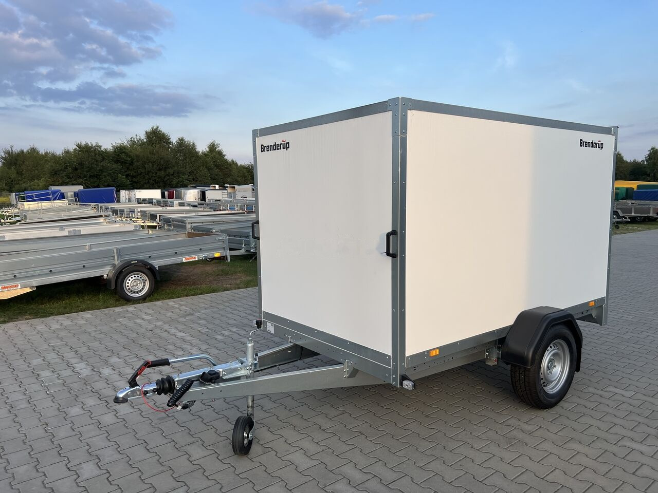 Brenderup Cargo CD260UB DMC 1300 kg przyczepa kontener + rampa - Closed box trailer: picture 3 Brenderup Cargo CD260UB DMC 1300 kg przyczepa kontener + rampa - Closed box trailer: picture 3