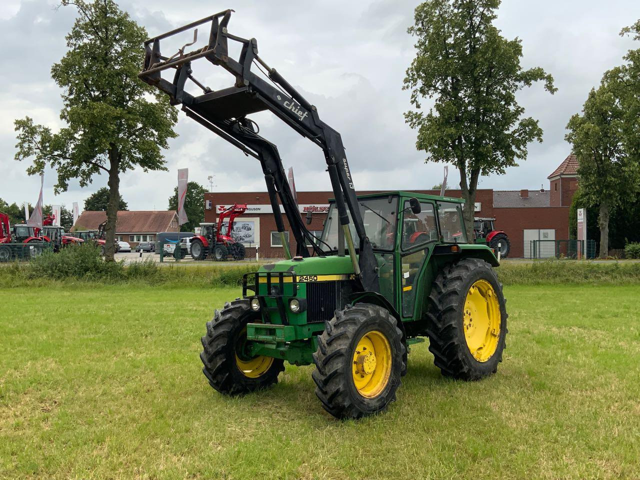 John Deere 2450A - Farm tractor: picture 2 John Deere 2450A - Farm tractor: picture 2