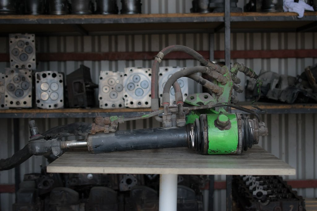 MERCEDES-BENZ ACTROS FOR THIRD AXLE - Hydraulic cylinder for Truck: picture 1 MERCEDES-BENZ ACTROS FOR THIRD AXLE - Hydraulic cylinder for Truck: picture 1