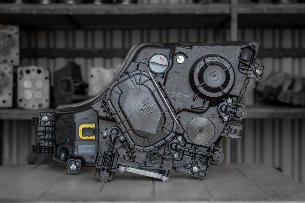 MERCEDES-BENZ ACTROS MP IV EURO VI XENON HEADLIGHT - FRONT - PASSENGER - Headlight for Truck: picture 2 MERCEDES-BENZ ACTROS MP IV EURO VI XENON HEADLIGHT - FRONT - PASSENGER - Headlight for Truck: picture 2