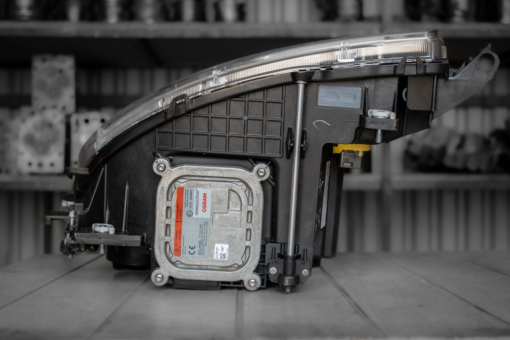 MERCEDES-BENZ ACTROS MP IV EURO VI XENON HEADLIGHT - FRONT - PASSENGER - Headlight for Truck: picture 4 MERCEDES-BENZ ACTROS MP IV EURO VI XENON HEADLIGHT - FRONT - PASSENGER - Headlight for Truck: picture 4