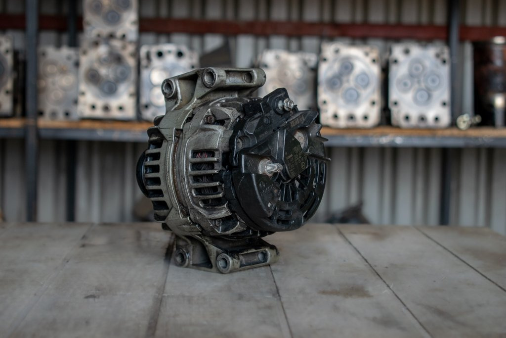 MERCEDES-BENZ SPRINTER CDI - Alternator for Truck: picture 1 MERCEDES-BENZ SPRINTER CDI - Alternator for Truck: picture 1