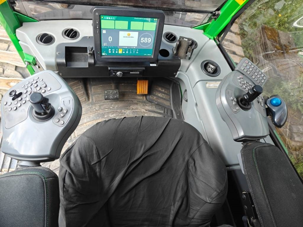 Forestry harvester John Deere 1170 G: picture 17