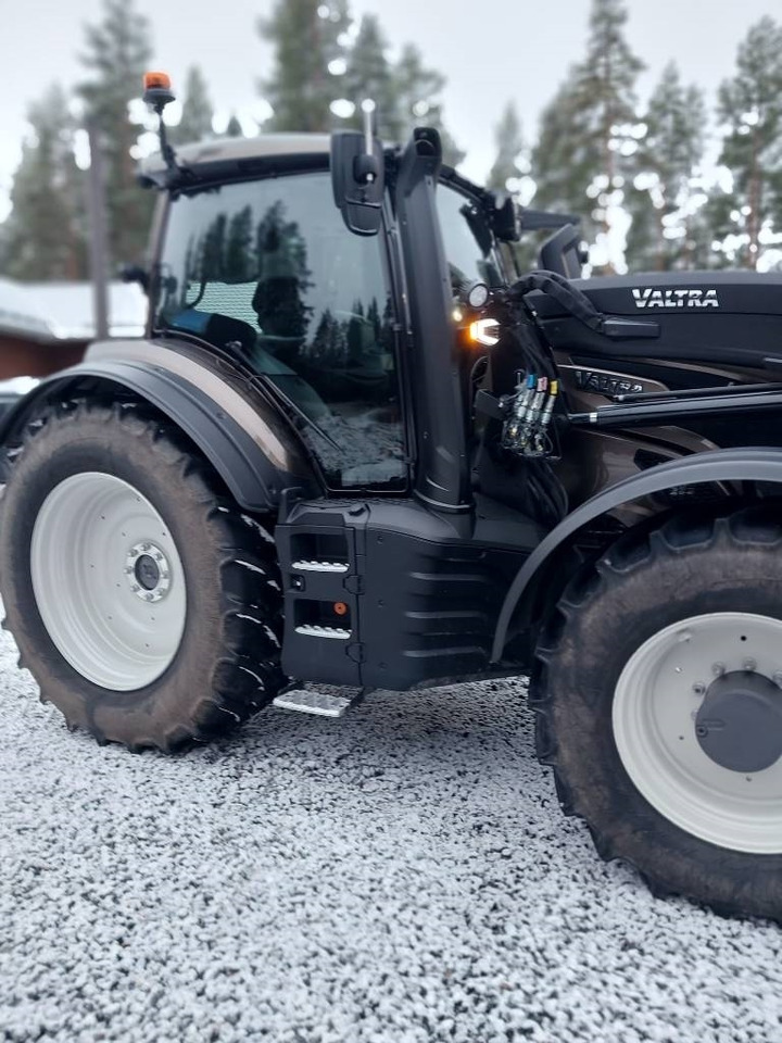 Valtra T 235 - Farm tractor: picture 2 Valtra T 235 - Farm tractor: picture 2