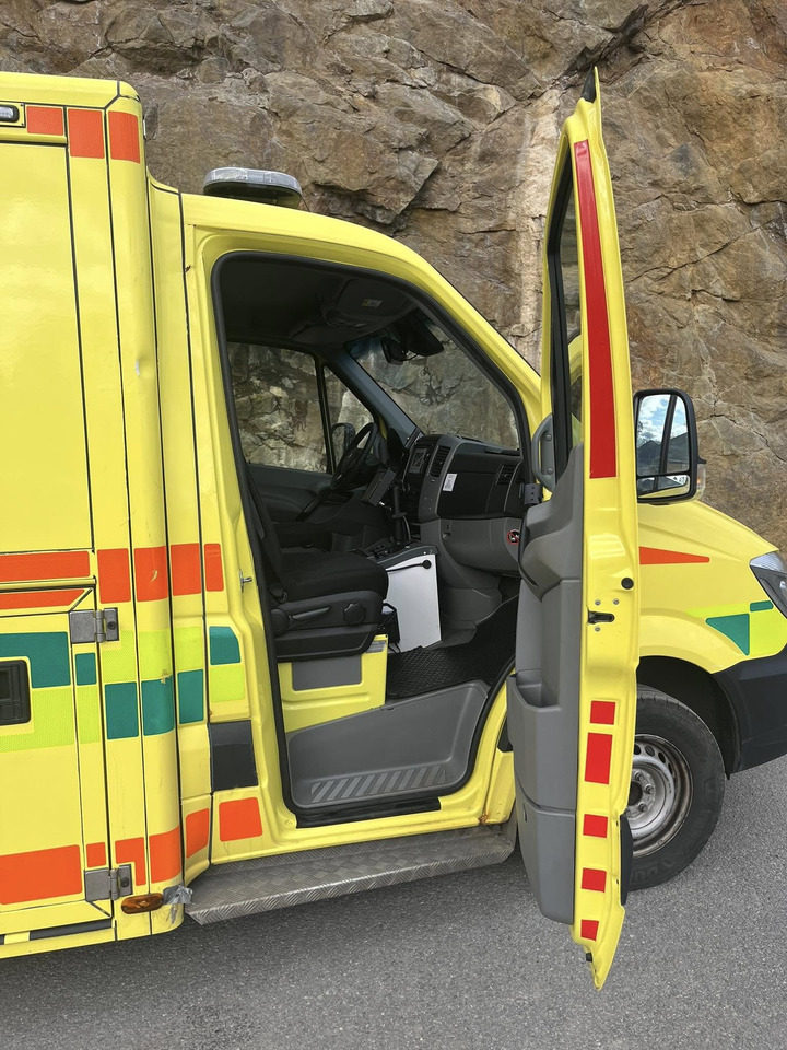 Mercedes-Benz Sprinter 319 - AMBULANCEBOX / Krankenwagen / ambulance - Ambulance: picture 4 Mercedes-Benz Sprinter 319 - AMBULANCEBOX / Krankenwagen / ambulance - Ambulance: picture 4
