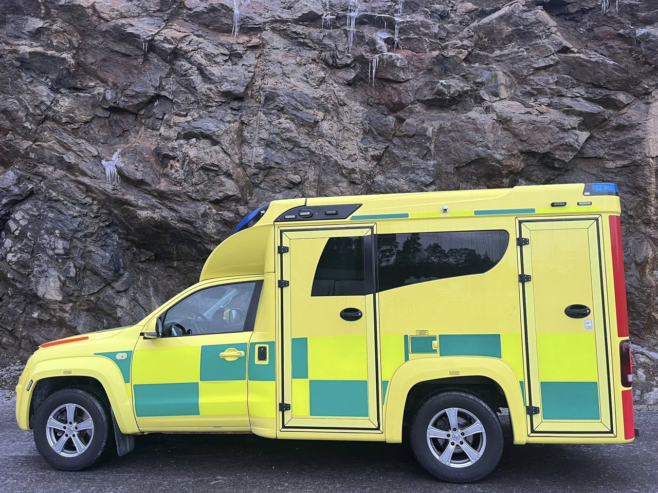 VOLKSWAGEN Amarok 4motion - Ambulance: picture 5 VOLKSWAGEN Amarok 4motion - Ambulance: picture 5