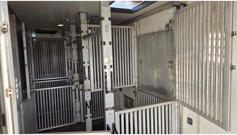 Livestock truck Scania R420 6X2: picture 10 Livestock truck Scania R420 6X2: picture 10