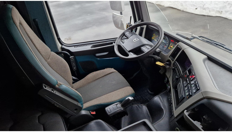 Interior photo 1: Cab chassis truck Volvo FM460 6X2*4 chassis