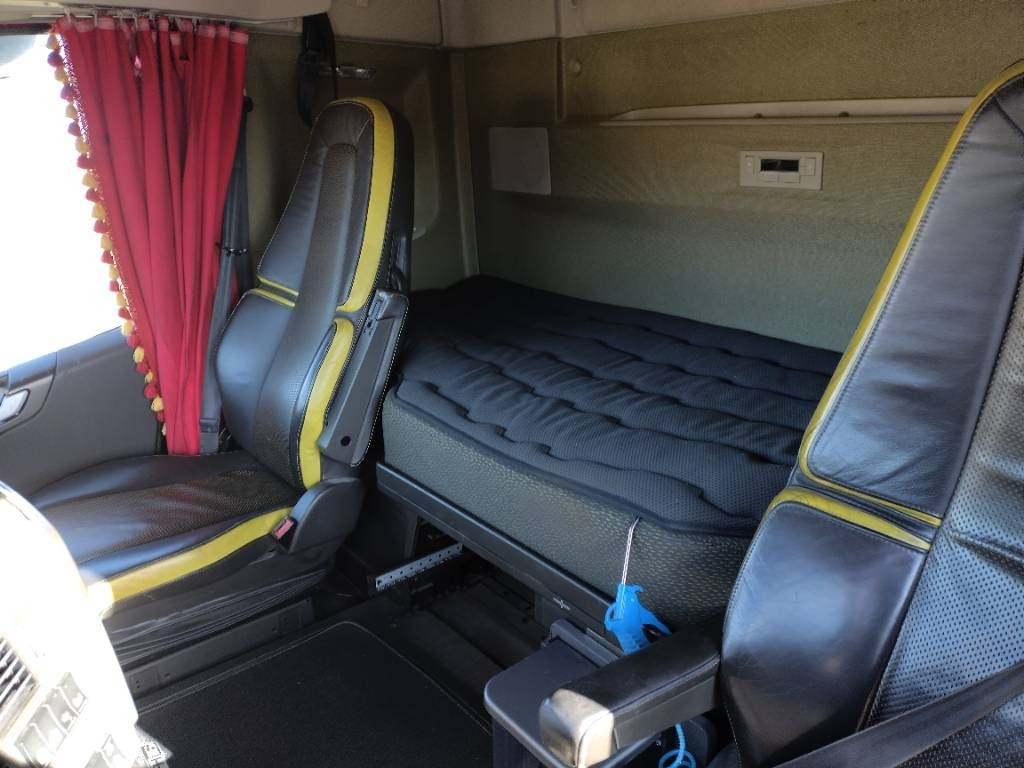 Cab chassis truck Volvo FH750 8x4 alusta: picture 7