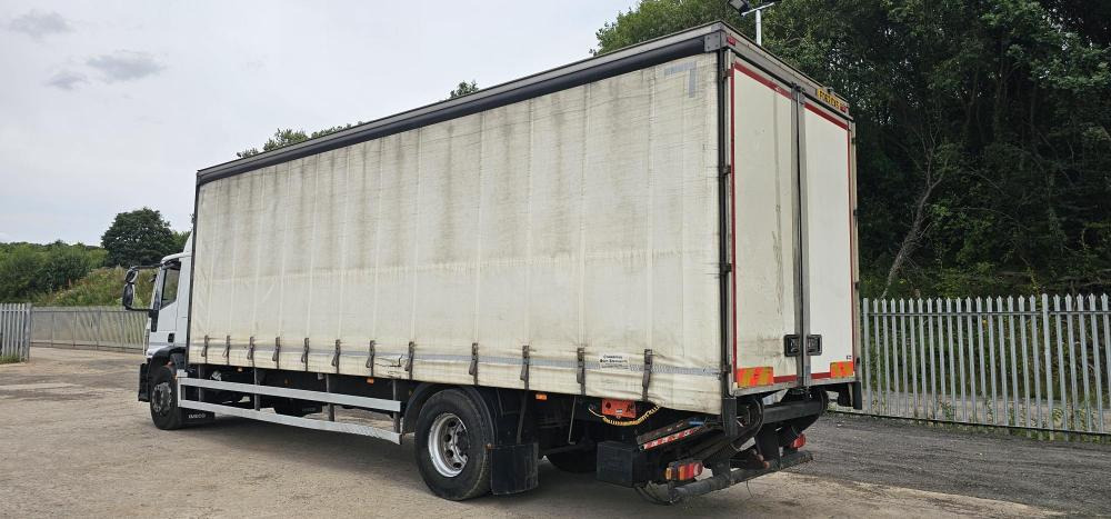 Iveco 18 ton curtain tail lift - Curtainsider truck: picture 2 Iveco 18 ton curtain tail lift - Curtainsider truck: picture 2