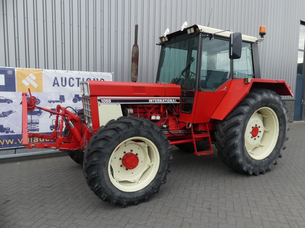International 1055A - Farm tractor: picture 3 International 1055A - Farm tractor: picture 3