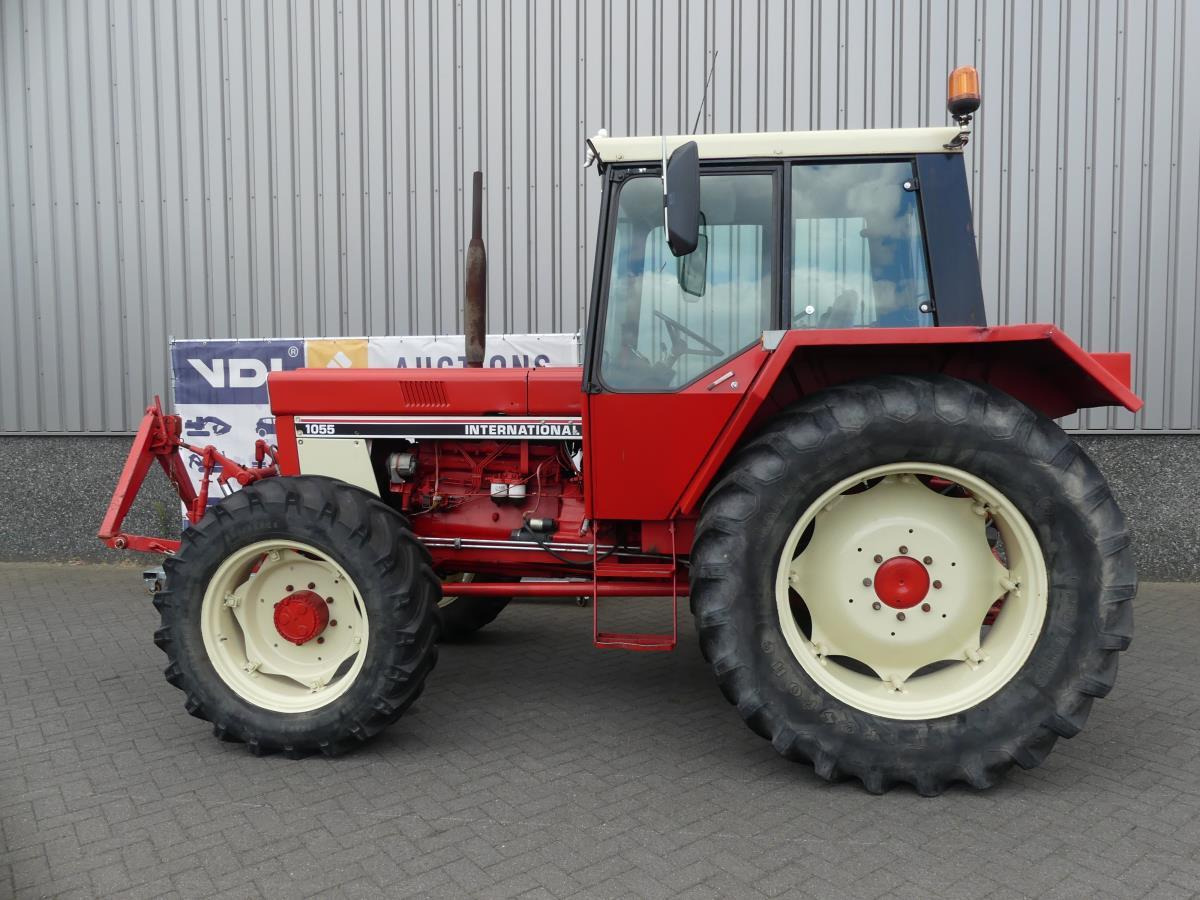 International 1055A - Farm tractor: picture 4 International 1055A - Farm tractor: picture 4