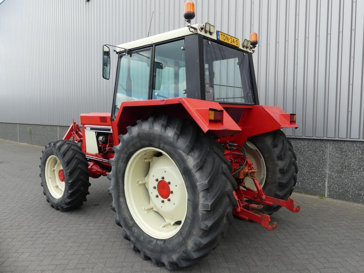 International 1055A - Farm tractor: picture 5 International 1055A - Farm tractor: picture 5