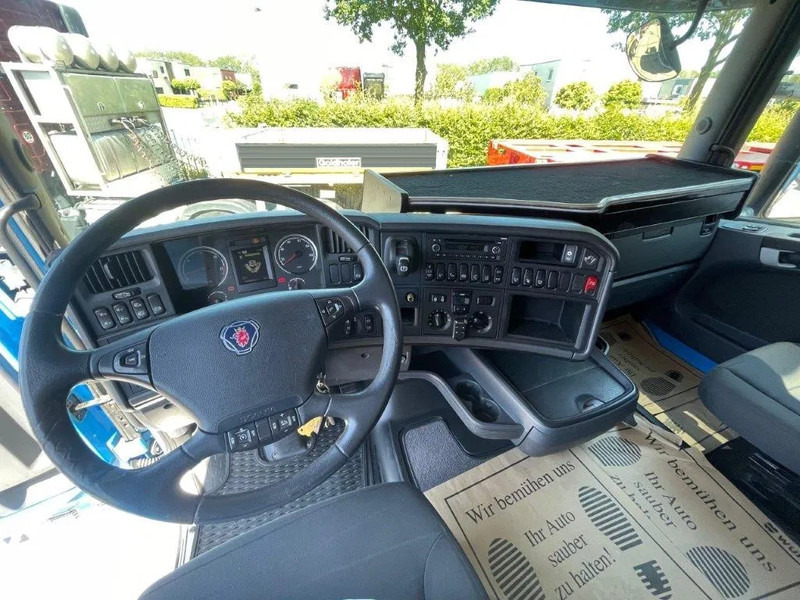 Interior photo 1: Tractor unit Scania R520 V8 6x2-4