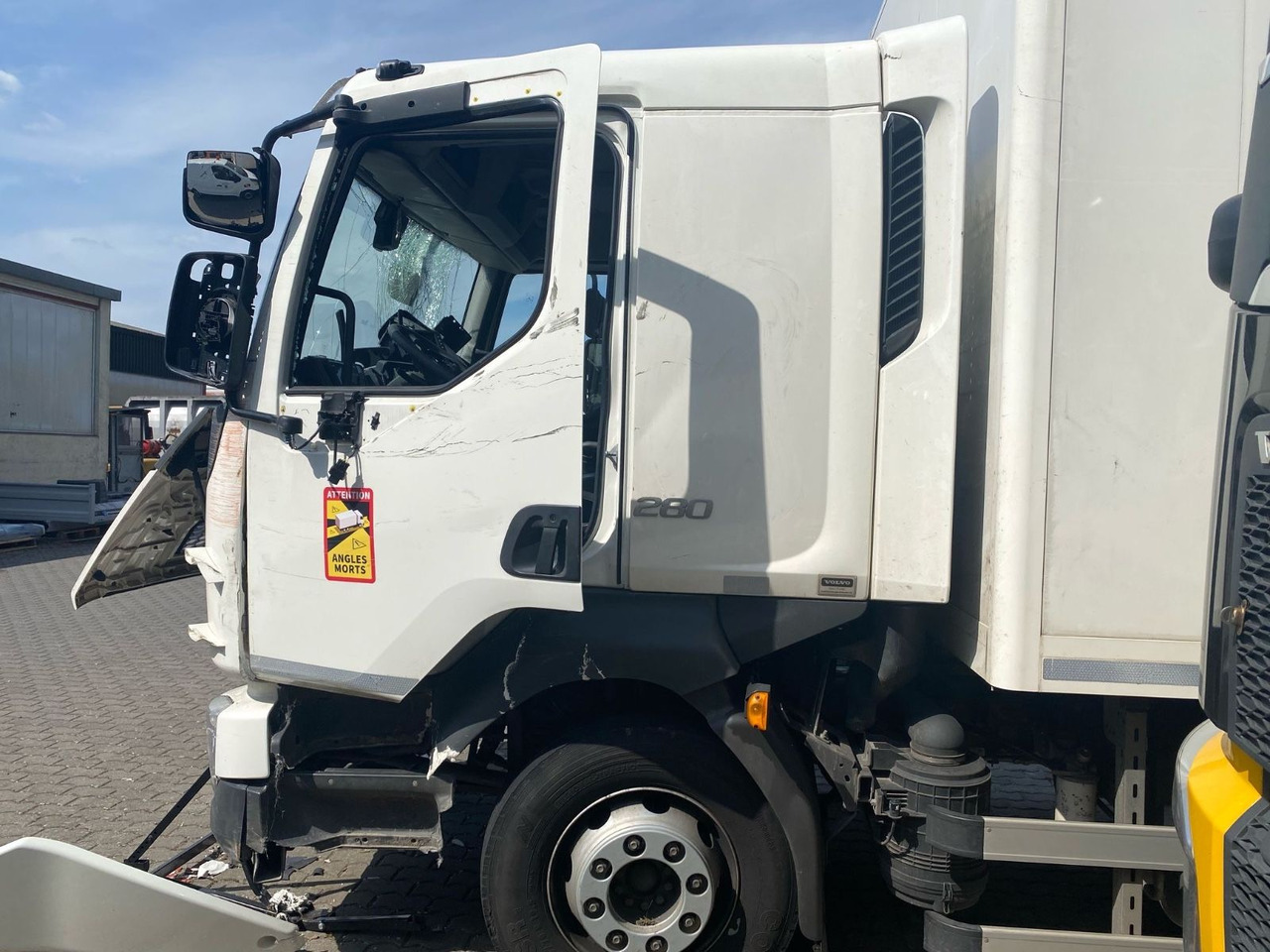 Volvo FL 16.280 Koffer Unfallschaden - Box truck: picture 3 Volvo FL 16.280 Koffer Unfallschaden - Box truck: picture 3