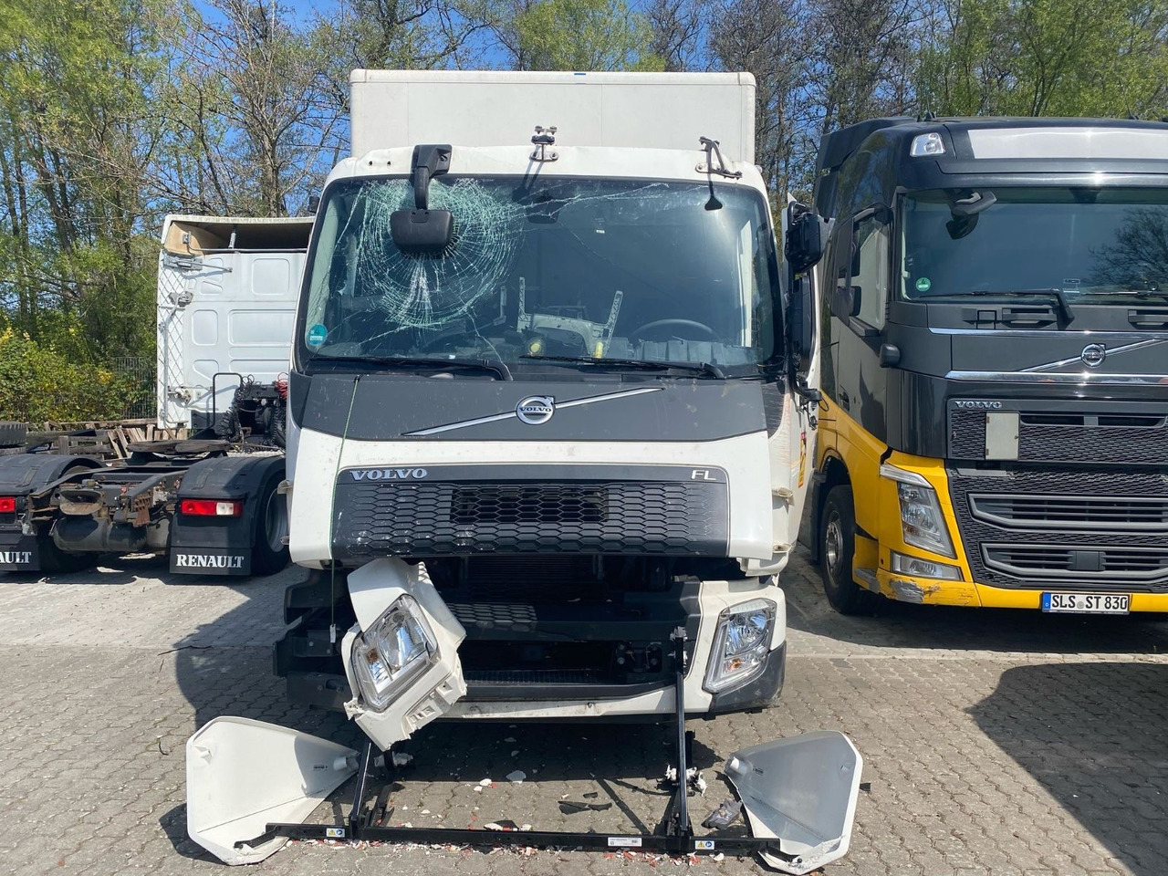 Volvo FL 16.280 Koffer Unfallschaden - Box truck: picture 1 Volvo FL 16.280 Koffer Unfallschaden - Box truck: picture 1