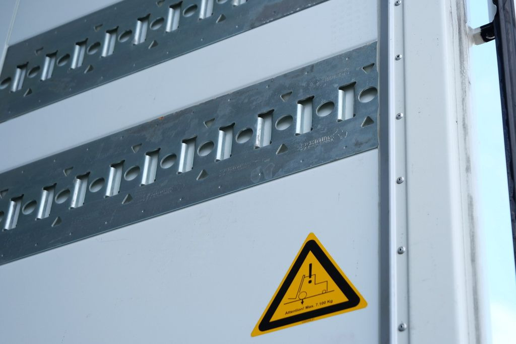 Closed box semi-trailer Schmitz Cargobull SKO 24/ 3 x ZURRLEISTE / LED/ LIFT 39 tsd km: picture 25