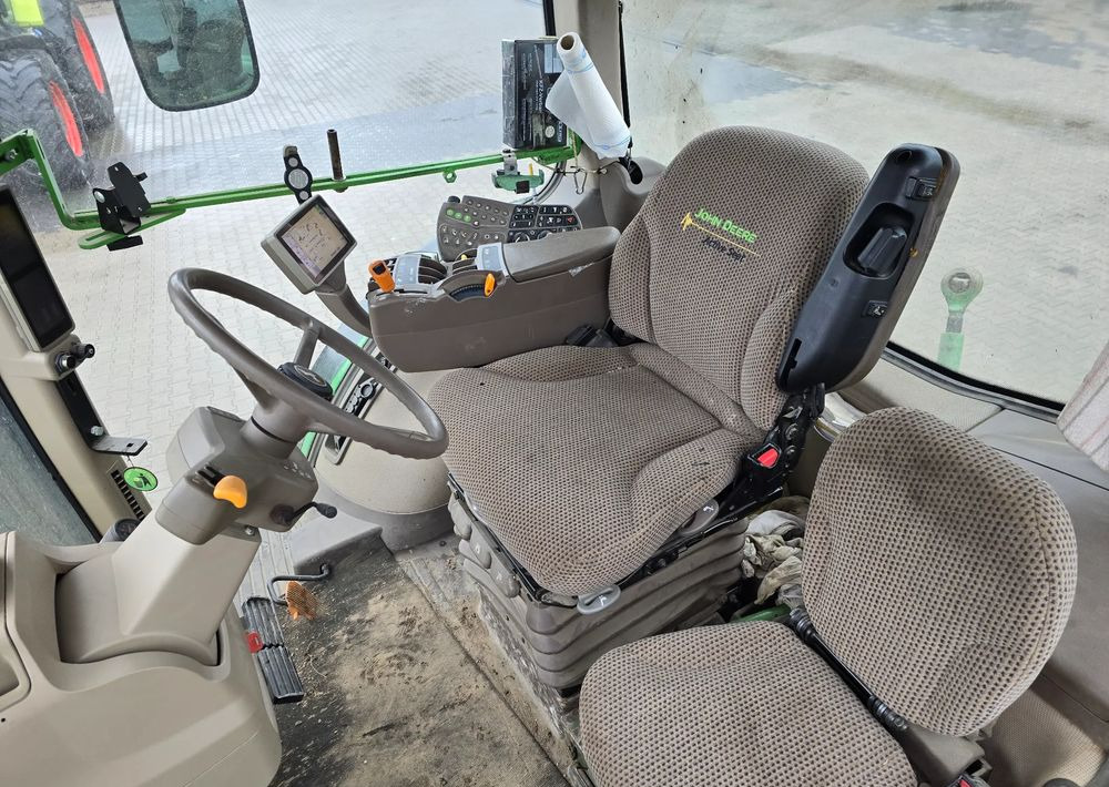 John Deere 8270R - Farm tractor: picture 5 John Deere 8270R - Farm tractor: picture 5