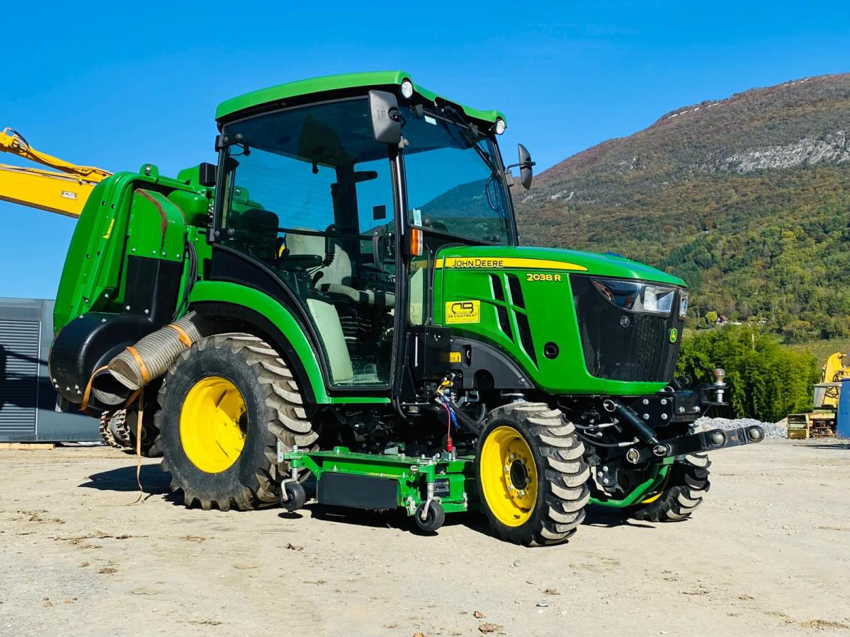 Compact tractor John Deere 2038R avec plateau de coupe et bas de ramassage: picture 7