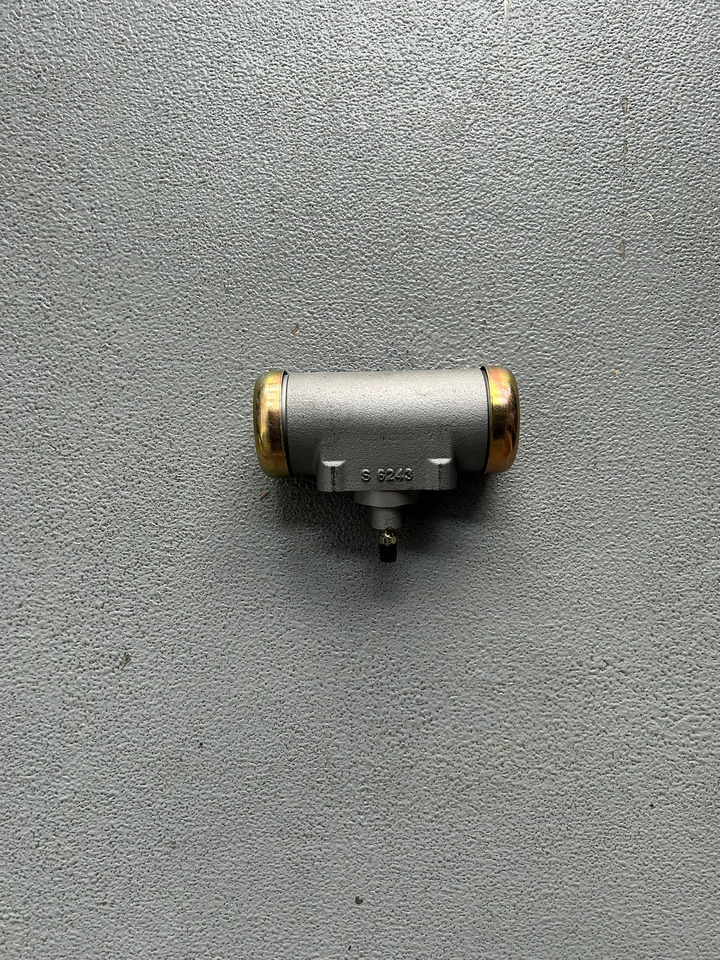 MAN KAT 1-8X8-6X6-4X4-WHEEL CYLINDER-OFF-ROAD TRUCK - Spare parts: picture 1 MAN KAT 1-8X8-6X6-4X4-WHEEL CYLINDER-OFF-ROAD TRUCK - Spare parts: picture 1
