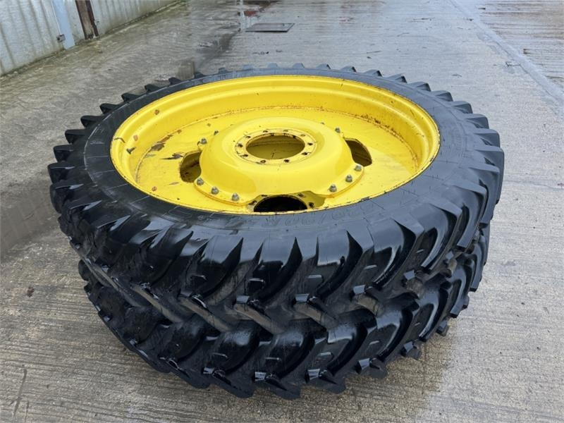 John Deere 320 Row Crop Wheels and Tyres - Agricultural machinery: picture 4 John Deere 320 Row Crop Wheels and Tyres - Agricultural machinery: picture 4