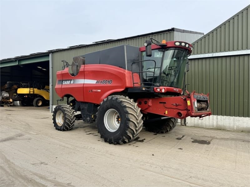 Case Axial Flow AFX 8010 c/w 30ft Header - Harvester attachment: picture 1 Case Axial Flow AFX 8010 c/w 30ft Header - Harvester attachment: picture 1