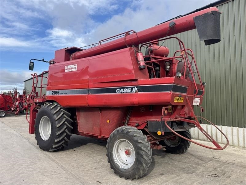 Case Axial-Flow Case Axial Flow 2166 c/w 1030 Header - Harvester attachment: picture 2 Case Axial-Flow Case Axial Flow 2166 c/w 1030 Header - Harvester attachment: picture 2