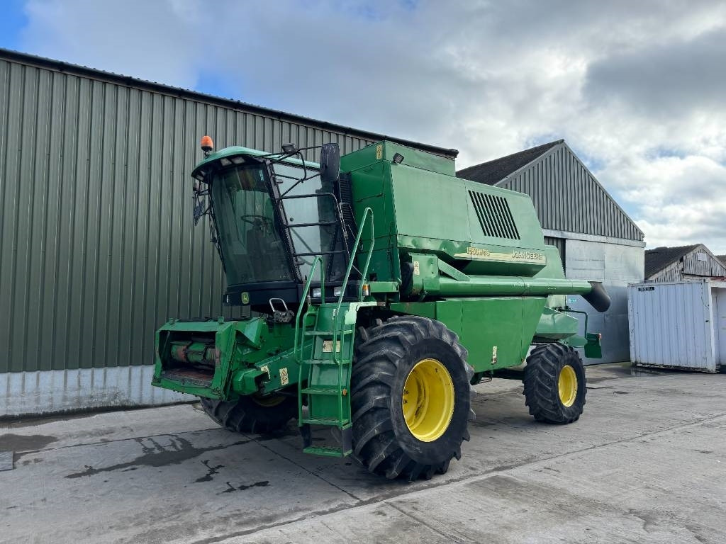 John Deere 1550 WTS - Combine harvester: picture 1 John Deere 1550 WTS - Combine harvester: picture 1