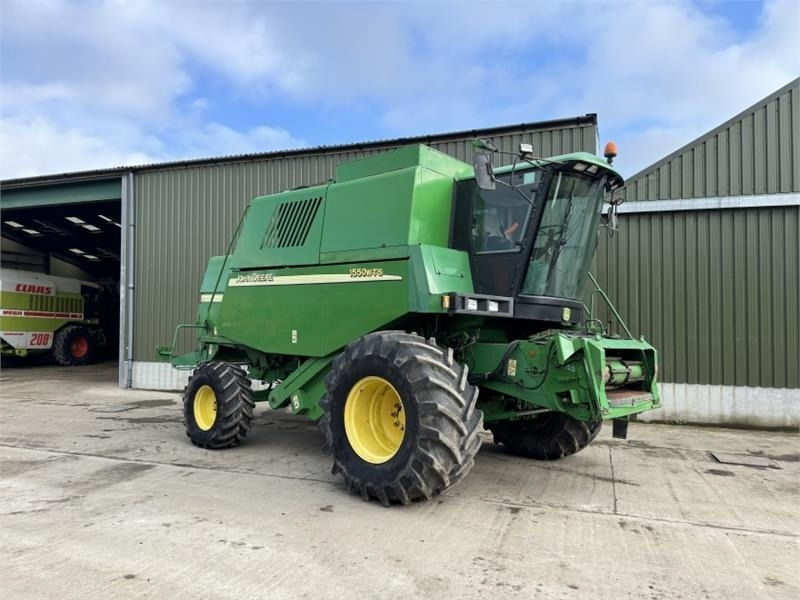 John Deere 1550 WTS c/w 620R Header - Harvester attachment: picture 1 John Deere 1550 WTS c/w 620R Header - Harvester attachment: picture 1