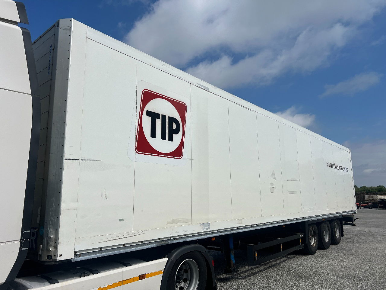 Schmitz Cargobull Isoliert koffer, SAF achsen - Closed box semi-trailer: picture 1 Schmitz Cargobull Isoliert koffer, SAF achsen - Closed box semi-trailer: picture 1