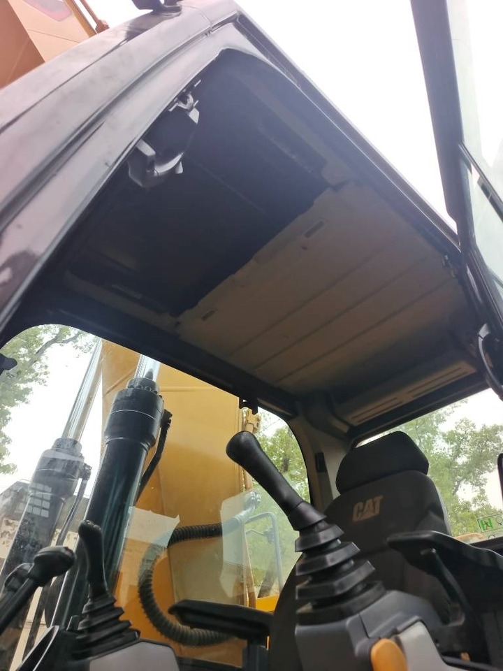 Crawler excavator CAT 320GC: picture 16