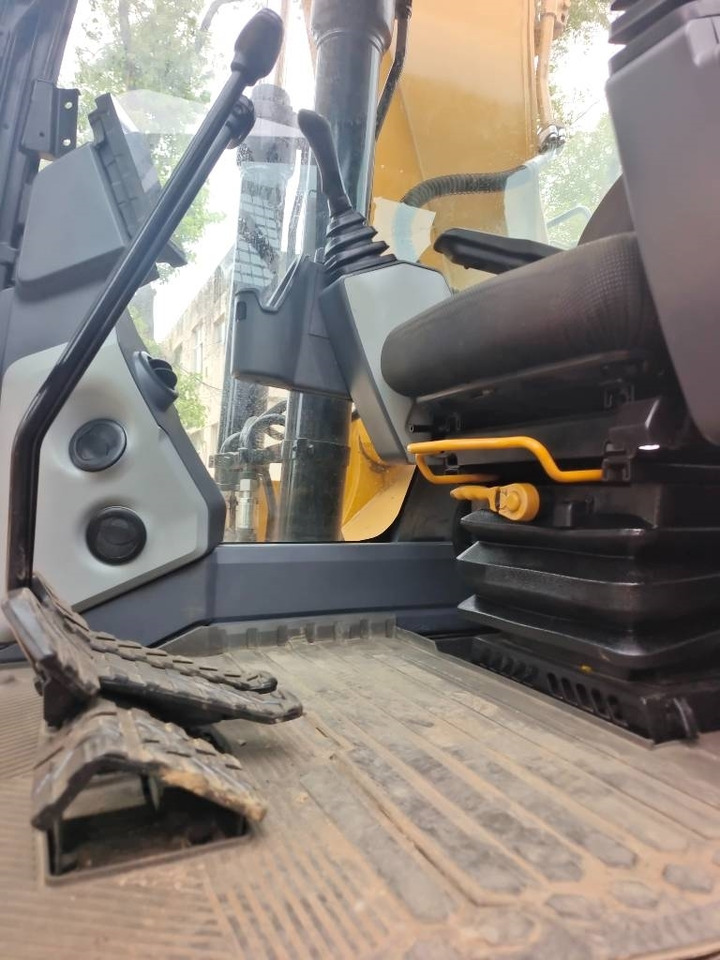 Crawler excavator CAT 320GC: picture 18