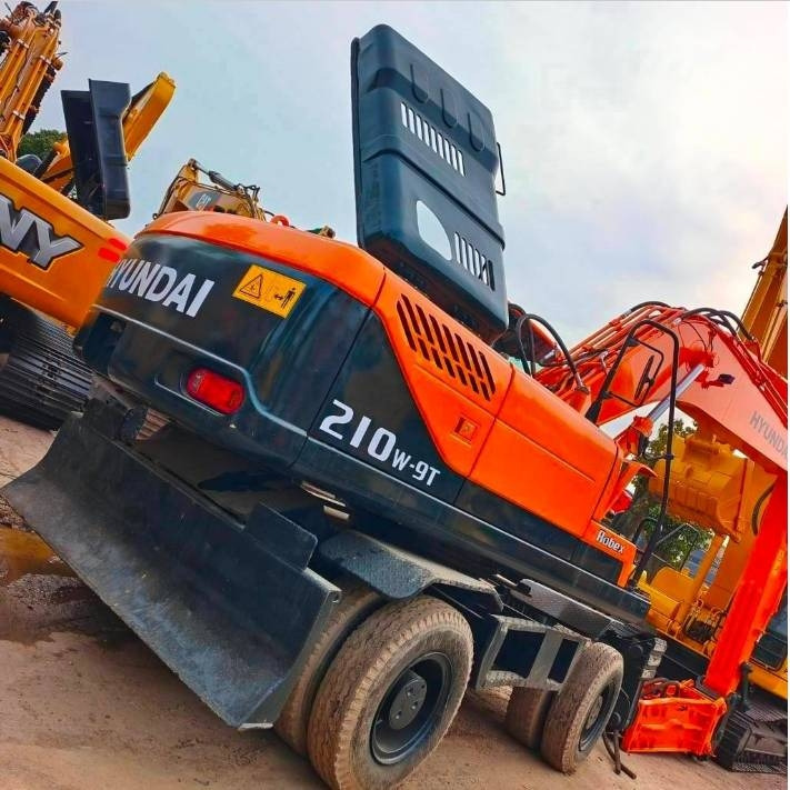 Hyundai 210 W-9 - Wheel excavator: picture 1 Hyundai 210 W-9 - Wheel excavator: picture 1