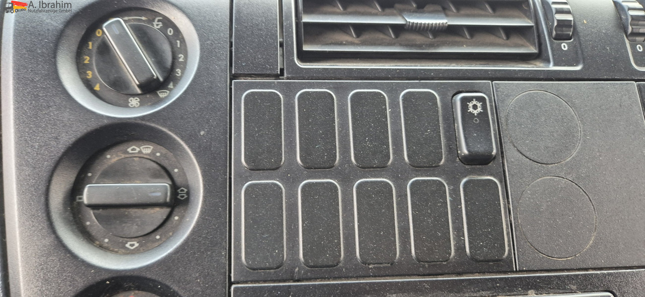 Mercedes-Benz 823 LBW | Radstand 4900 mm | 7.2 m Pritsche Klima | 3 Pedals - Curtain side van: picture 2 Mercedes-Benz 823 LBW | Radstand 4900 mm | 7.2 m Pritsche Klima | 3 Pedals - Curtain side van: picture 2