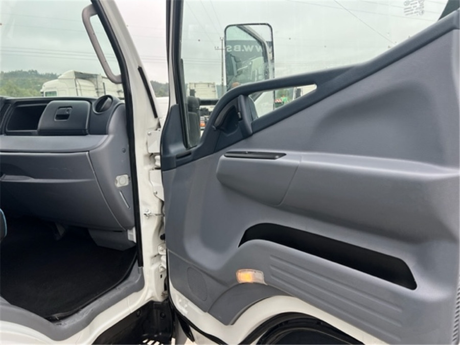 Isothermal truck Mitsubishi 7C18: picture 10
