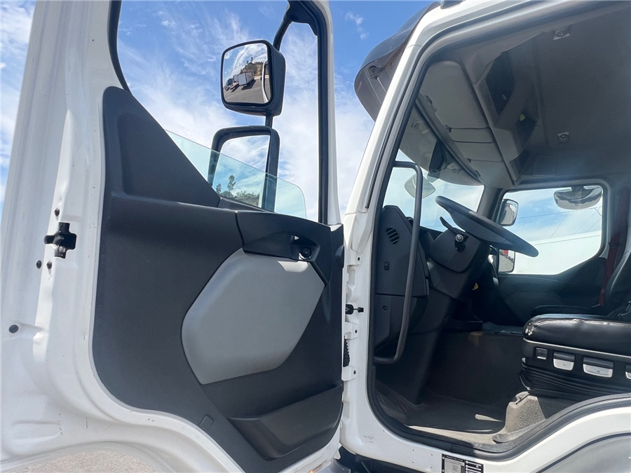 Isothermal truck Renault D 19: picture 8