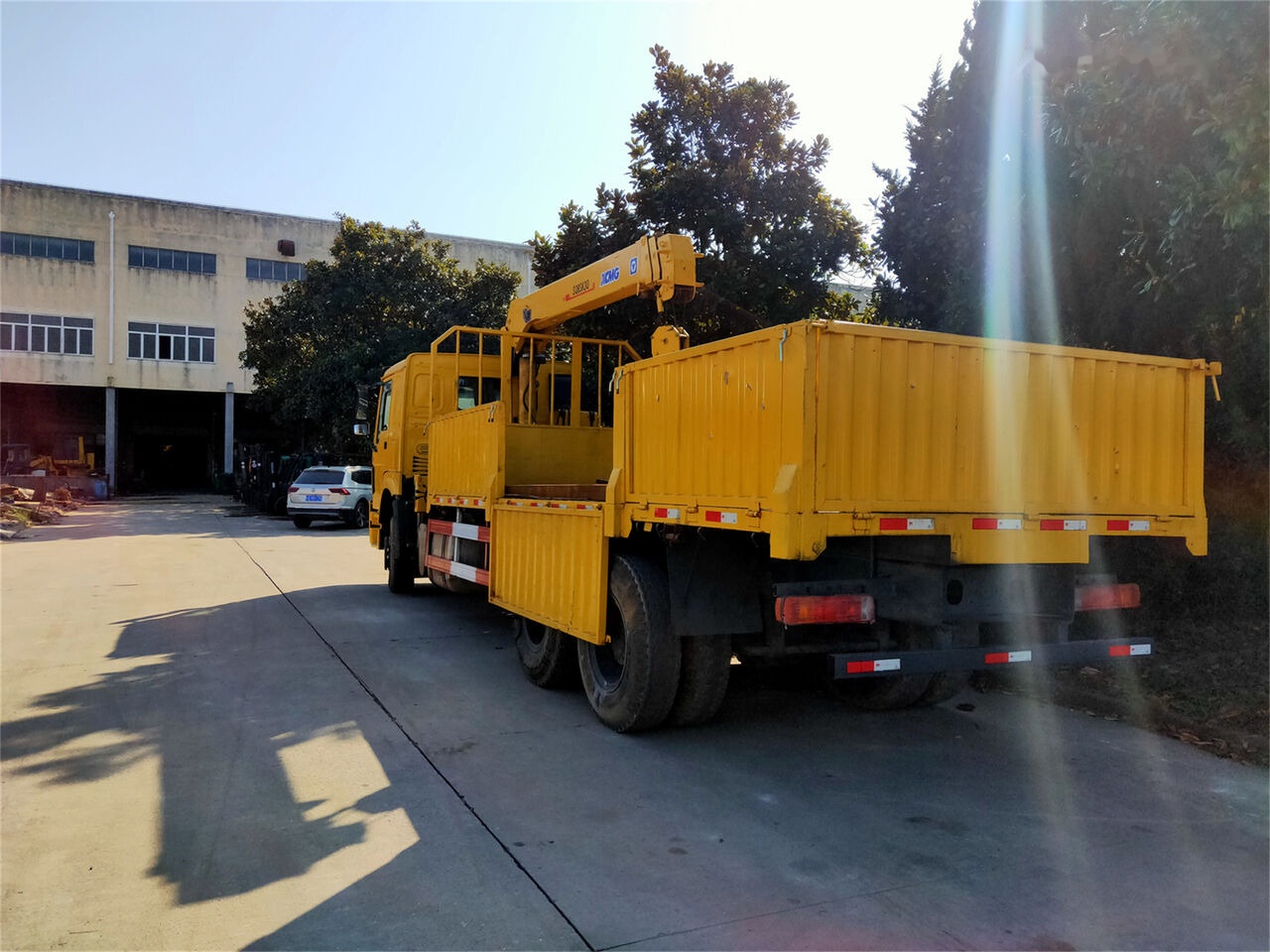 Howo 375 - Tipper, Crane truck: picture 1 Howo 375 - Tipper, Crane truck: picture 1