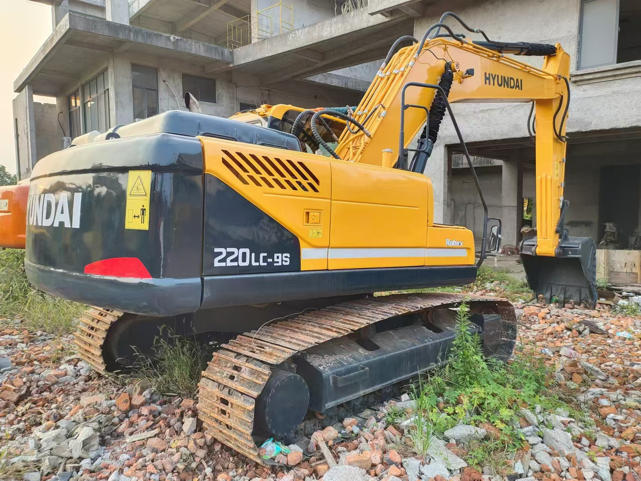 HYUNDAI R220LC-9S - Crawler excavator: picture 1 HYUNDAI R220LC-9S - Crawler excavator: picture 1