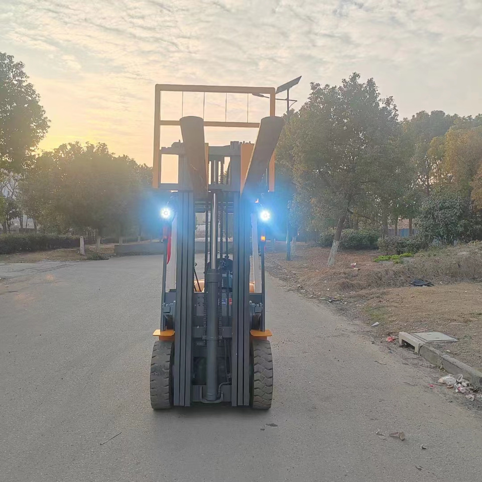 TCM FD30 diesel ISUZU engine forklift from Japan - Diesel forklift: picture 4 TCM FD30 diesel ISUZU engine forklift from Japan - Diesel forklift: picture 4