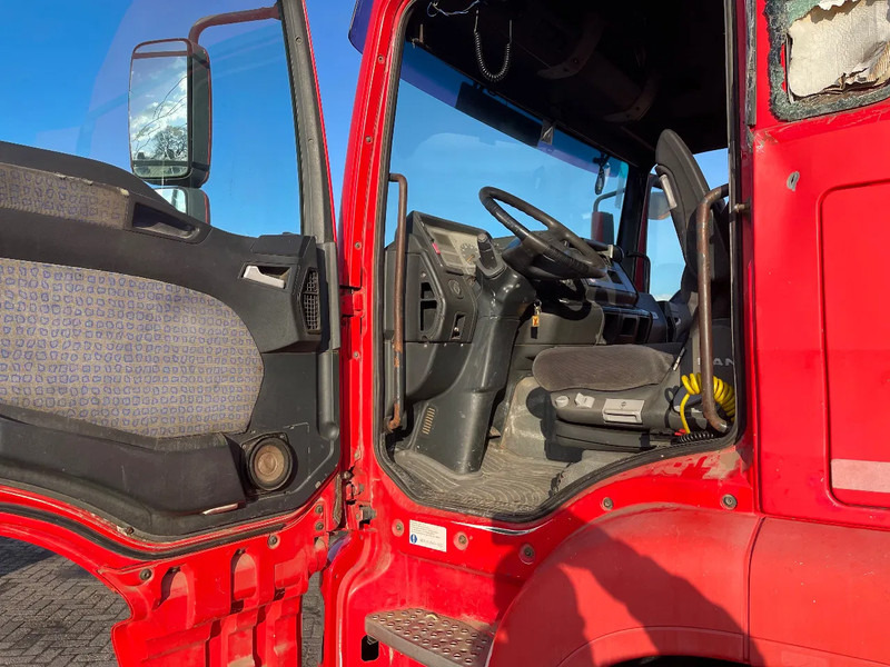 Interior photo 1: Tractor unit MAN TGA 18.410 Tractor manual pump