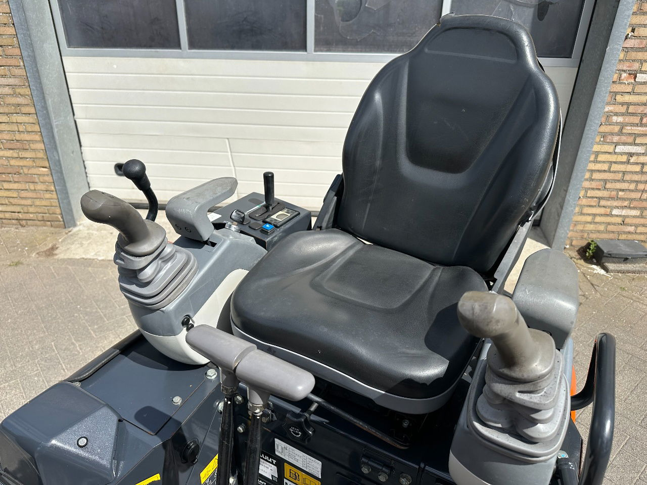 Mini excavator Hitachi ZX19U-6 YR: picture 7