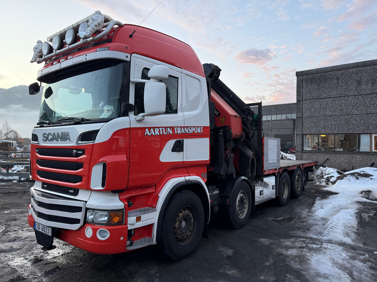 Scania R560 - Crane truck, Dropside/ Flatbed truck: picture 1 Scania R560 - Crane truck, Dropside/ Flatbed truck: picture 1